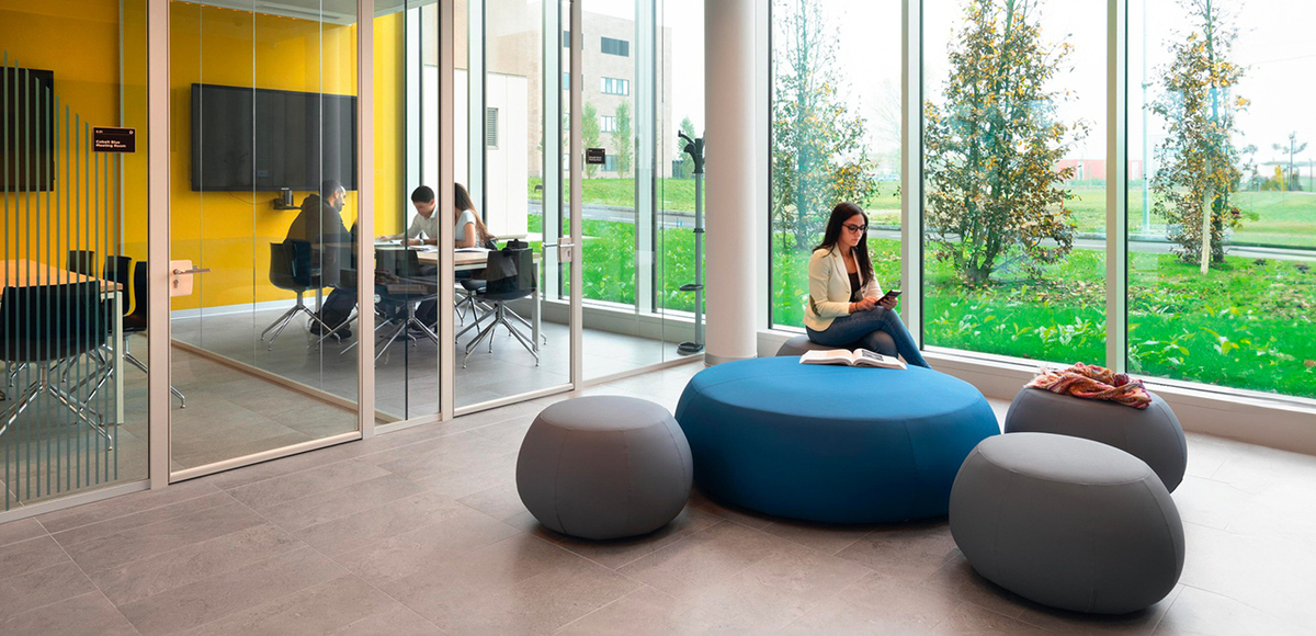 Arperのイタリアンデザインのオットマンとサイドテーブルの