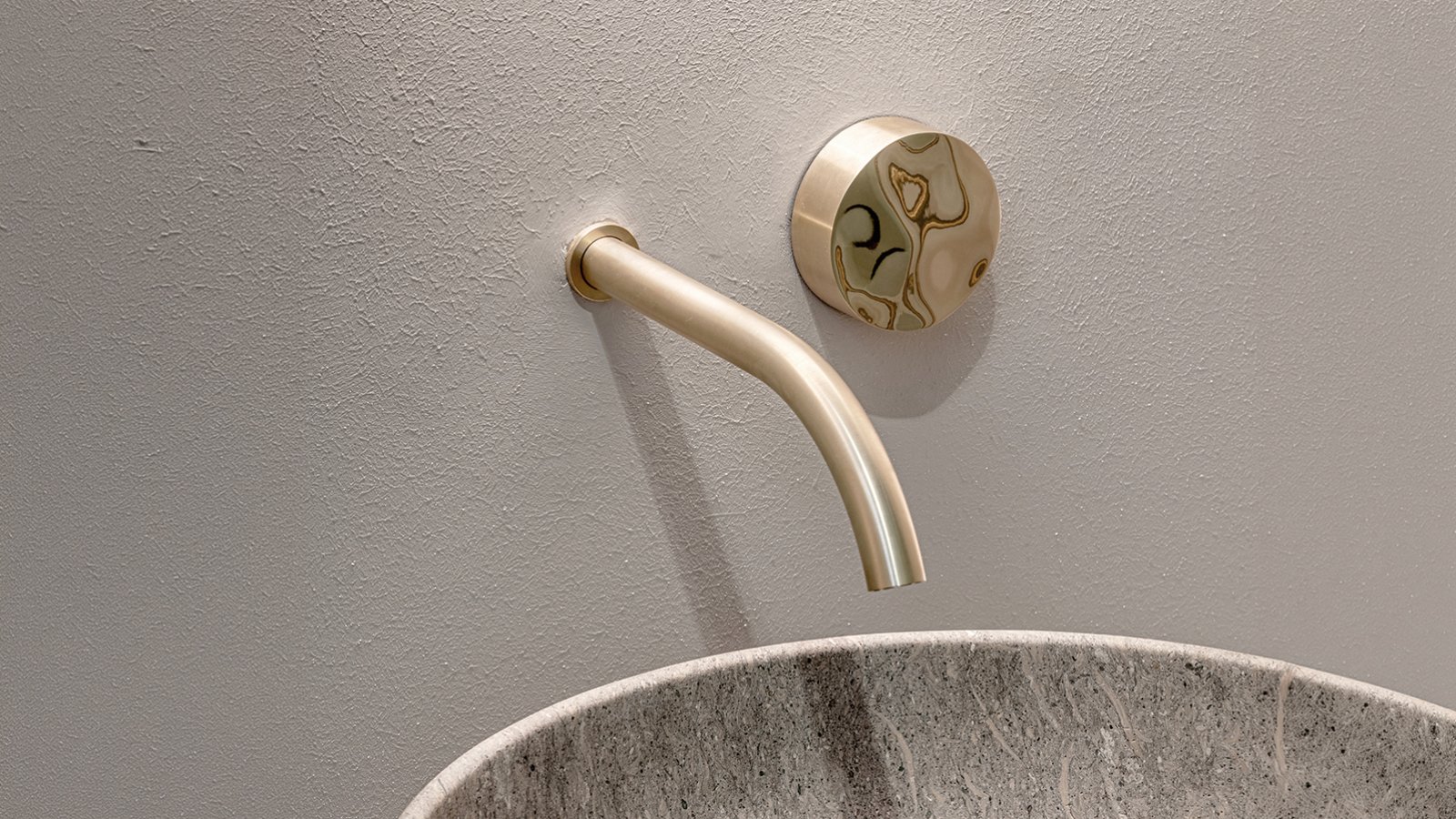 CEA Design のデザイン水栓 Allure と研磨仕上げハンドル