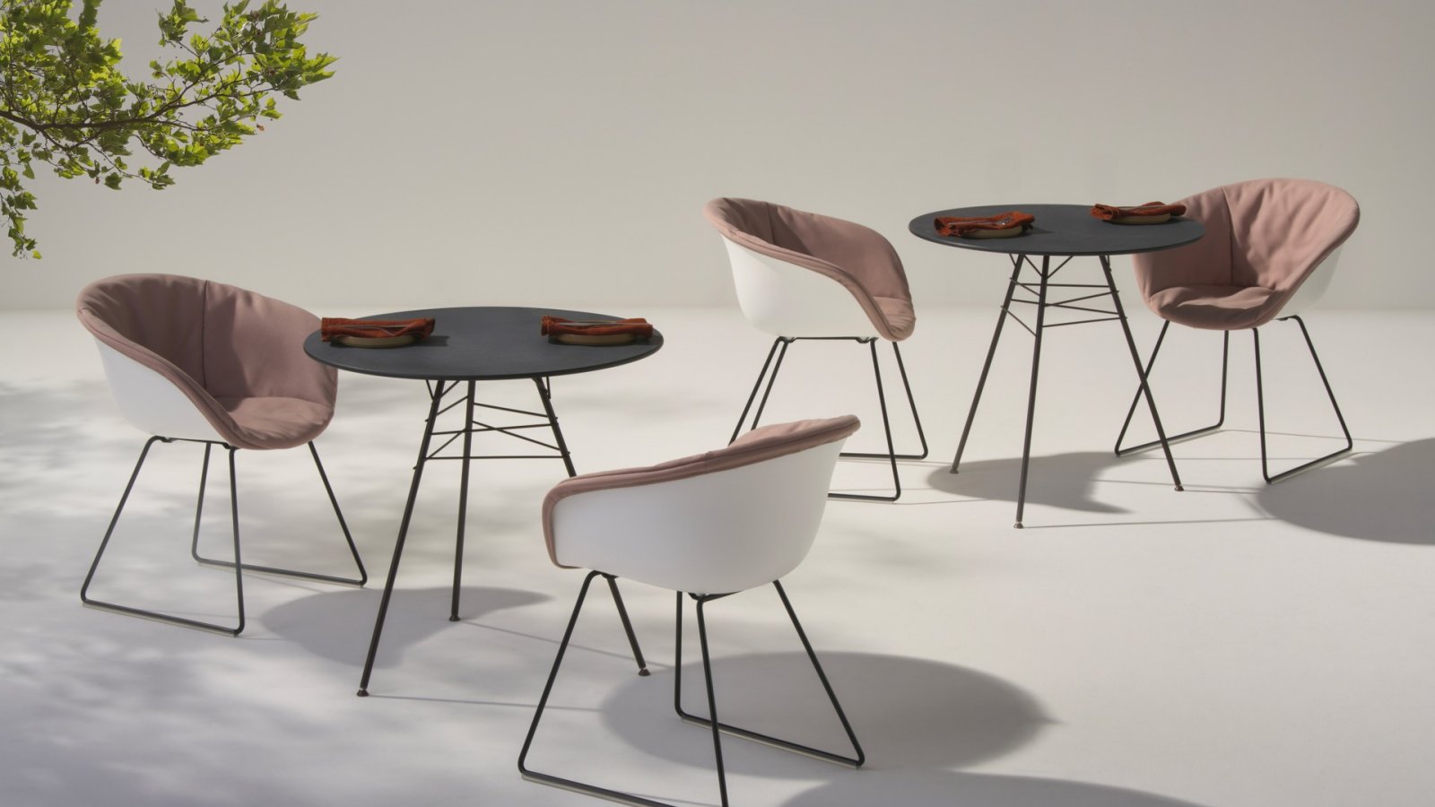ラウンジに置かれたアルペールのLeafデザインチェア、葉脈のスチール構造