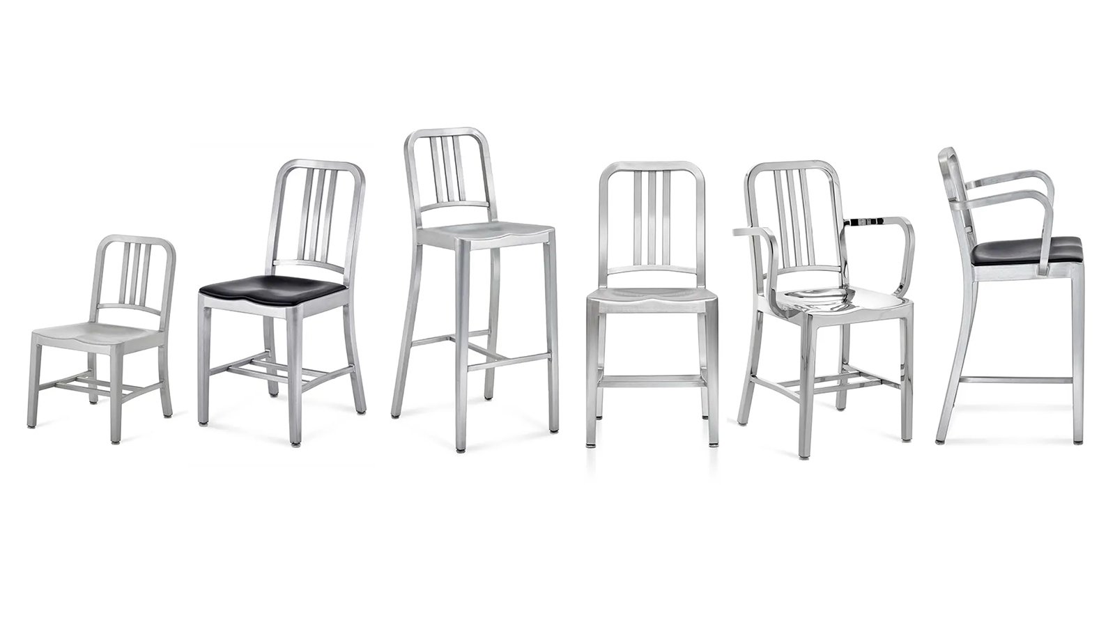 食卓を囲む Emeco の Navy 1006 ヘアライン仕上げデザイナーズチェア