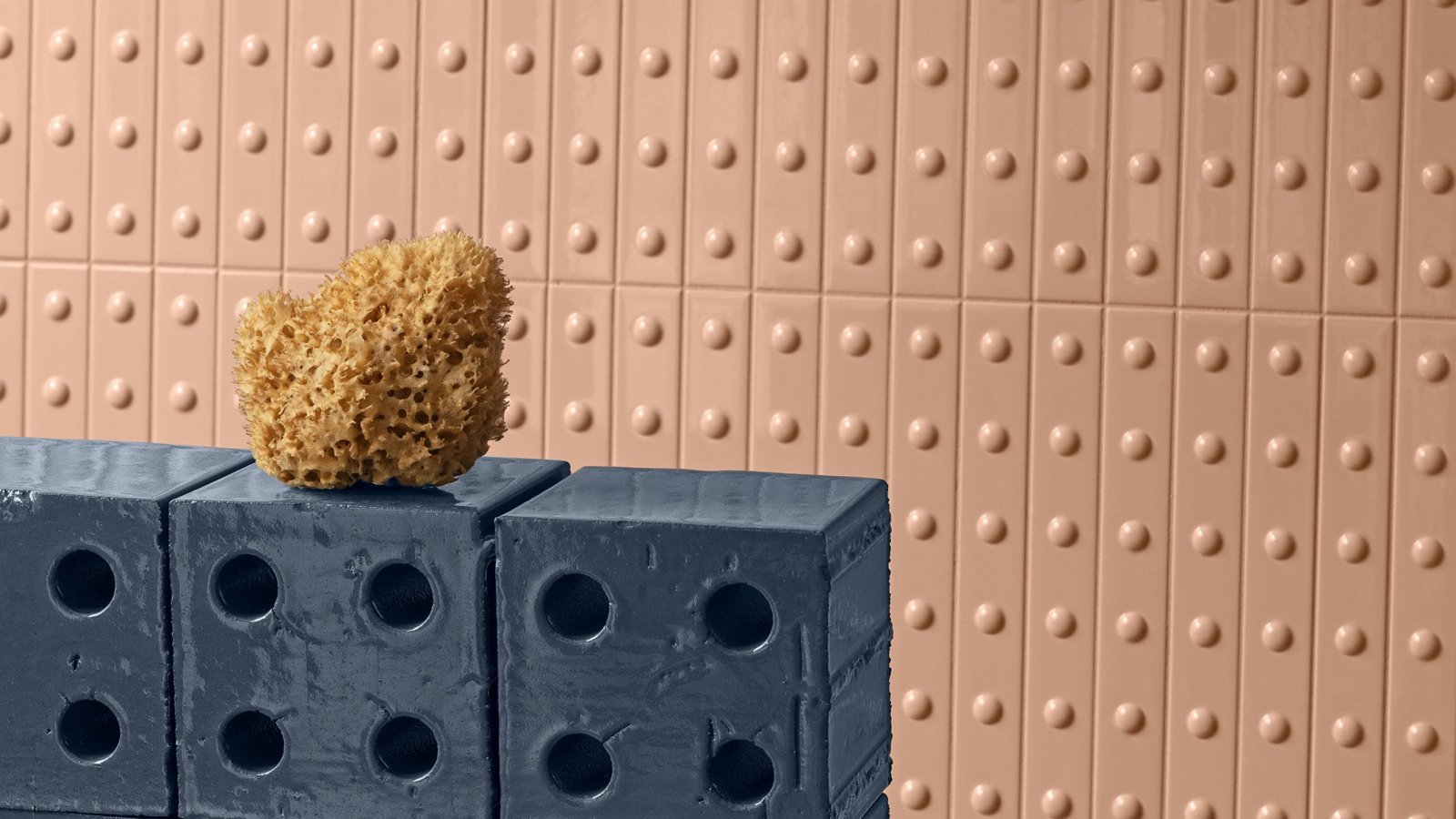 Mutina の Punto セラミックピースで仕上げた壁、レリーフの質感