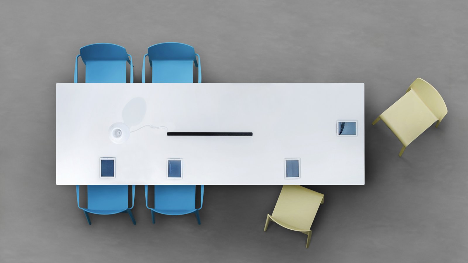 Pedrali の会議テーブル Arki-Table、スチール架台脚とコンパクトラミネート天板