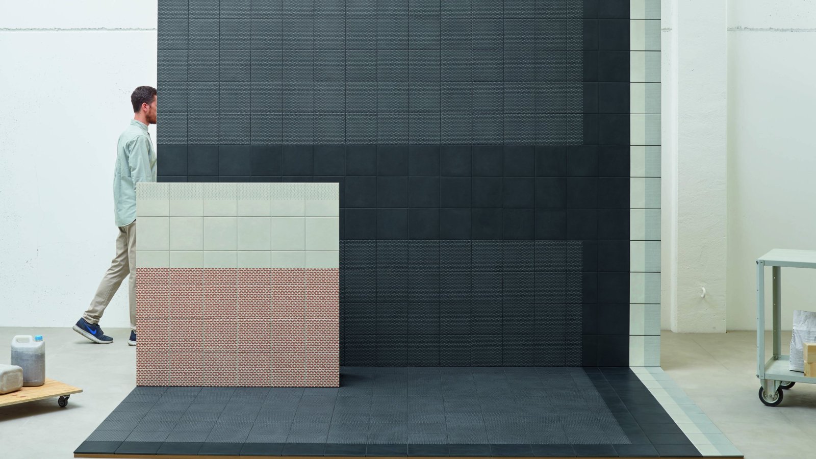 Mutina の Tape を柄違いで混ぜて張った釉薬掛け磁器質タイルの床