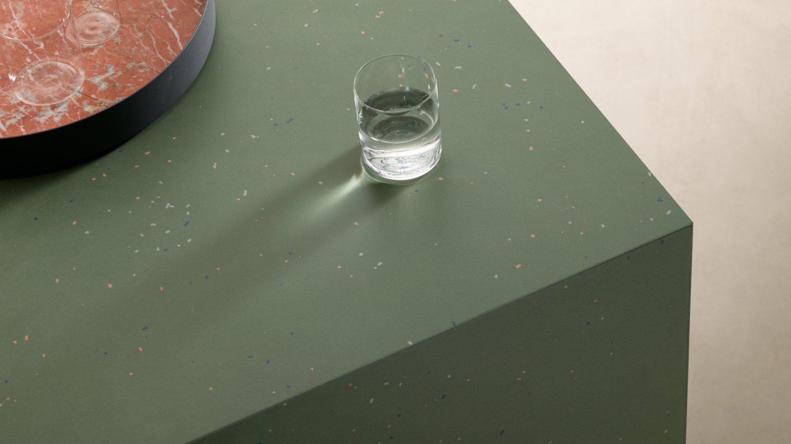 Mutina Primavera の表面、色陶片のディテール
