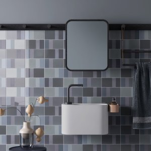 絵画的な効果をもつ Mutina Diarama のタイル壁