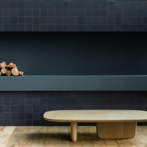 Chalk色Mews床とレザーチェアの待合スペース