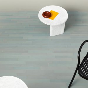 Green色Mews床のカフェスペースと明るい木のテーブル