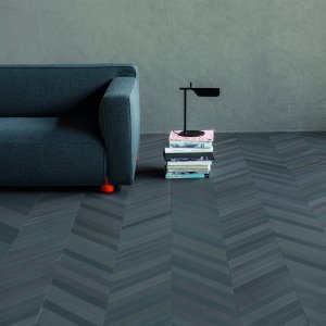 受付ロビーに敷かれたInk色Mutina Mewsタイルのヘリンボーン床