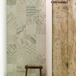 Mutina の Azulej Grigio combination パッチワーク壁面
