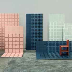 Betty Concrete 温かなグレーの化粧室の壁