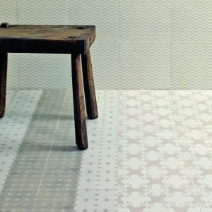 Azulej Bianco 柄を混ぜた休憩スペースの壁