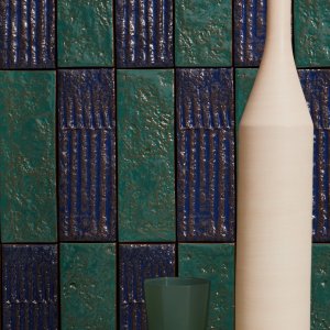 艶やかな色の Mutina Chamotte 施釉ブリックの壁