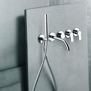 壁付の AL/23、曲がった吐水口とレバーが丸い化粧プレートに載る