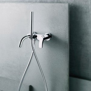 置き型洗面器の脇に立つ AL/23 のハイタイプ