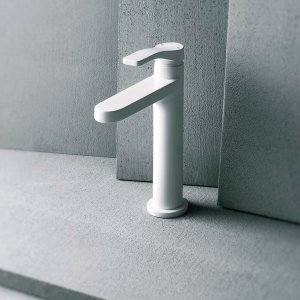 灰色のコンクリート板を背にしたクロームの AL/23 洗面水栓