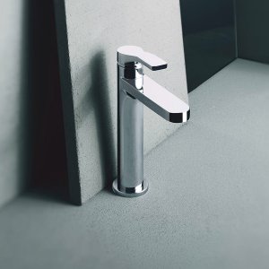 横から見た AL/23 の平らな吐水口と平らなレバー