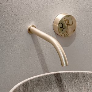 CEA Design のデザイン水栓 Allure と研磨仕上げハンドル