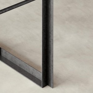斜めにカットされた Archiutti のオープン金属シェルフ