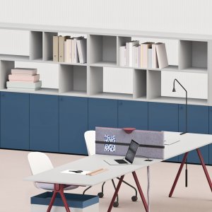 ベンチの上に載る Archiutti Lay の書棚、オープン棚と開き扉