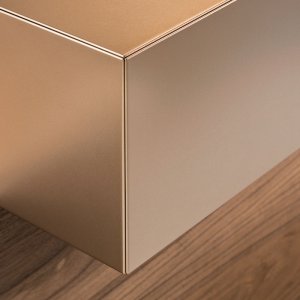 Toki 受付カウンター、ウォールナット天板とメタリックカッパーの側板