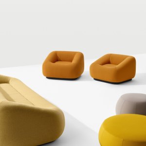 リサイクルのため分解された Aom ソファ
