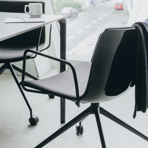クロームのソリ脚ベースの Catifa 53