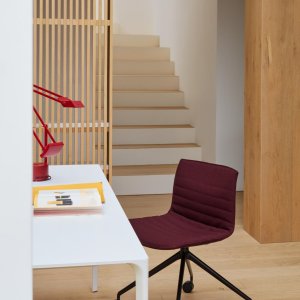白塗装フレームの 3 人掛け Catifa 53 Bench