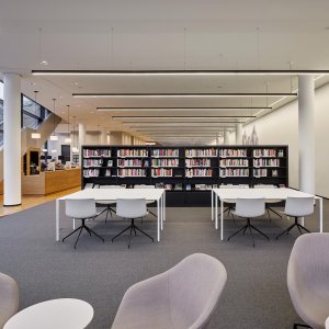 Arper Nuurテーブルの裏側：脚と脚をつなぐ連結材