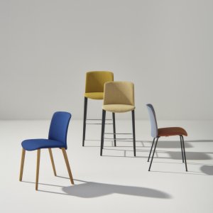 無垢オーク脚のMixuチェア（Arper × Gensler）