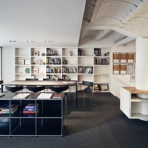 Arper Nuur Officeテーブル下に取り付けたケーブルトレー