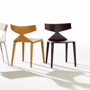 Arper のデザイナーズチェア Saya、オークシェルのダイニング設置例