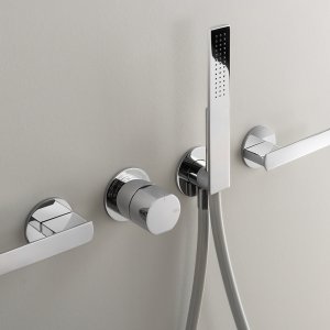 Ayla（Cea Design）三穴セット、サテン仕上げステンレス、洗面台にて