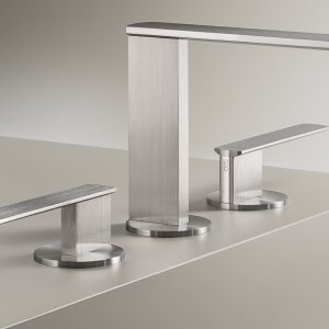 Cea Design の Ayla、ハンドシャワーとシルクグレーのホース付サーモスタットシャワーセット