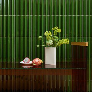 オフィスに設けた Mutina の Rombini 立体陶器壁