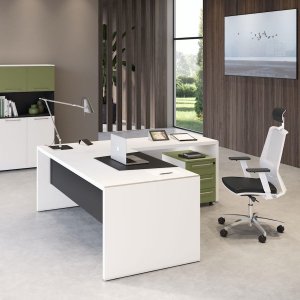 Attiva のベンチデスクと Codutti のワゴンが並ぶオープンオフィス