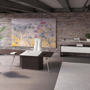 東京の役員室に置かれた Genesis デスク、サイドユニット、Codutti のキャビネット