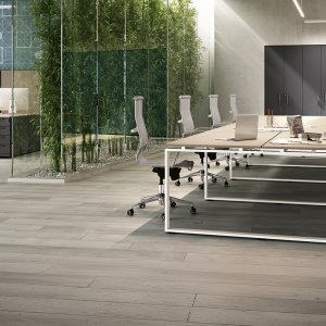 二つのデスクの間に置くLoft Bridgeキャビネット
