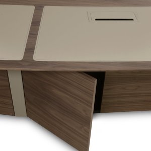 役員会議室の Corniche テーブルと Sella チェア