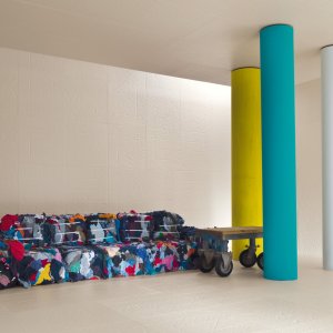 extra whiteのFolded壁のあるレセプション