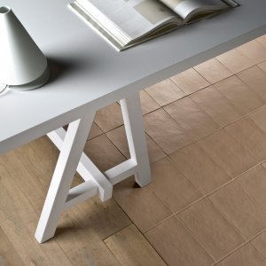 斜光を受ける Bas-Relief Bianco の壁