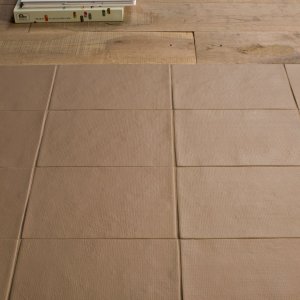 Bas-Relief を張った屋根付き中庭