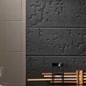 Bas-Relief の彫りを撫でる斜光