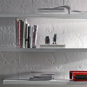 Bas-Relief の彫刻的な壁をもつ受付