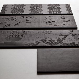 深い陰影の Bas-Relief Nero
