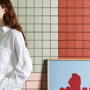 Mutina のモジュール陶磁器 Din による壁と床
