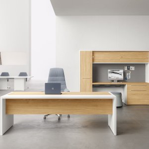 高さ 142 cm まで昇降する Oxford デスク