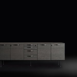 脚元に電源を備えた Eleva のハイテーブル