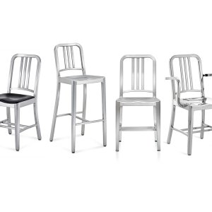 食卓を囲む Emeco の Navy 1006 ヘアライン仕上げデザイナーズチェア