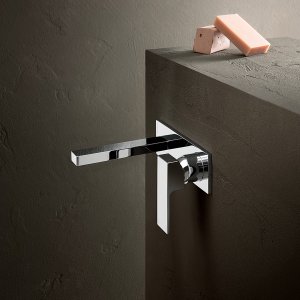 ゲスト用トイレの Fantini Mint、Matt Gun Metal 仕上げ