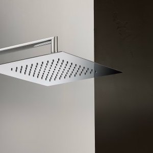 置き型洗面器の横の Mint、Fantini のイタリア製デザイン水栓
